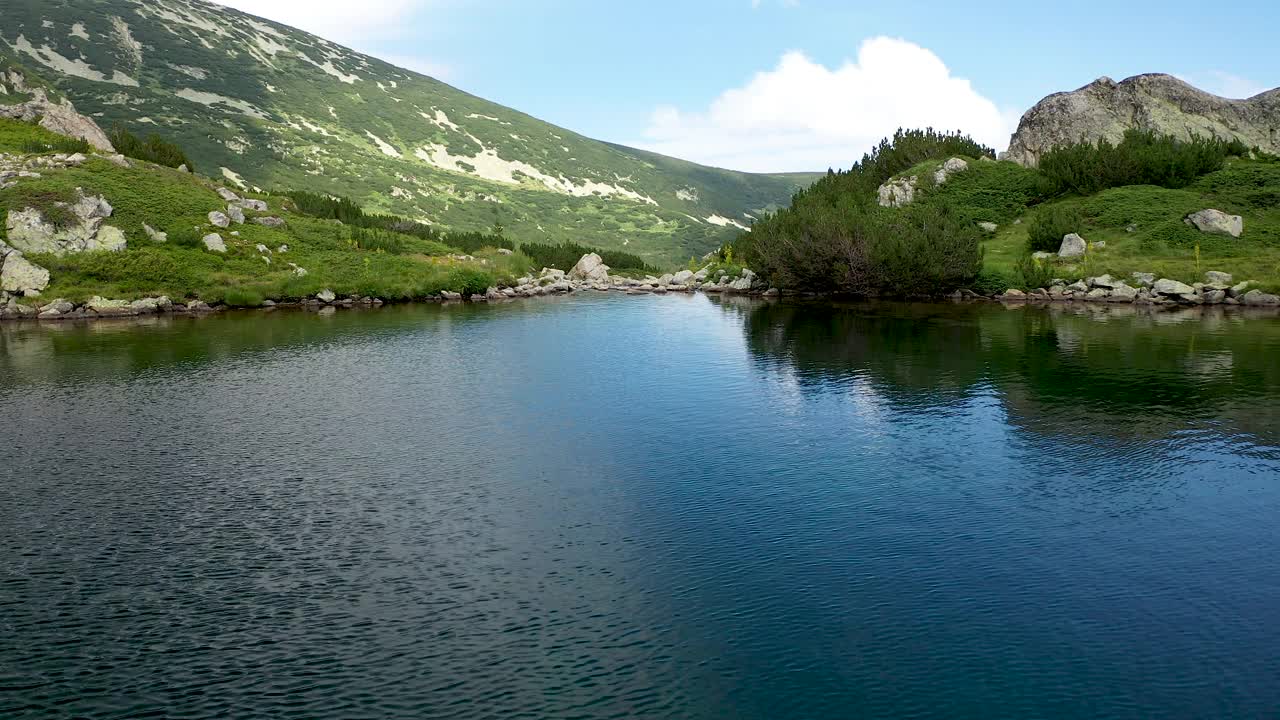 飞越波波沃湖，这是一个冰川湖，位于保加利亚皮林山脉的北部。视频素材