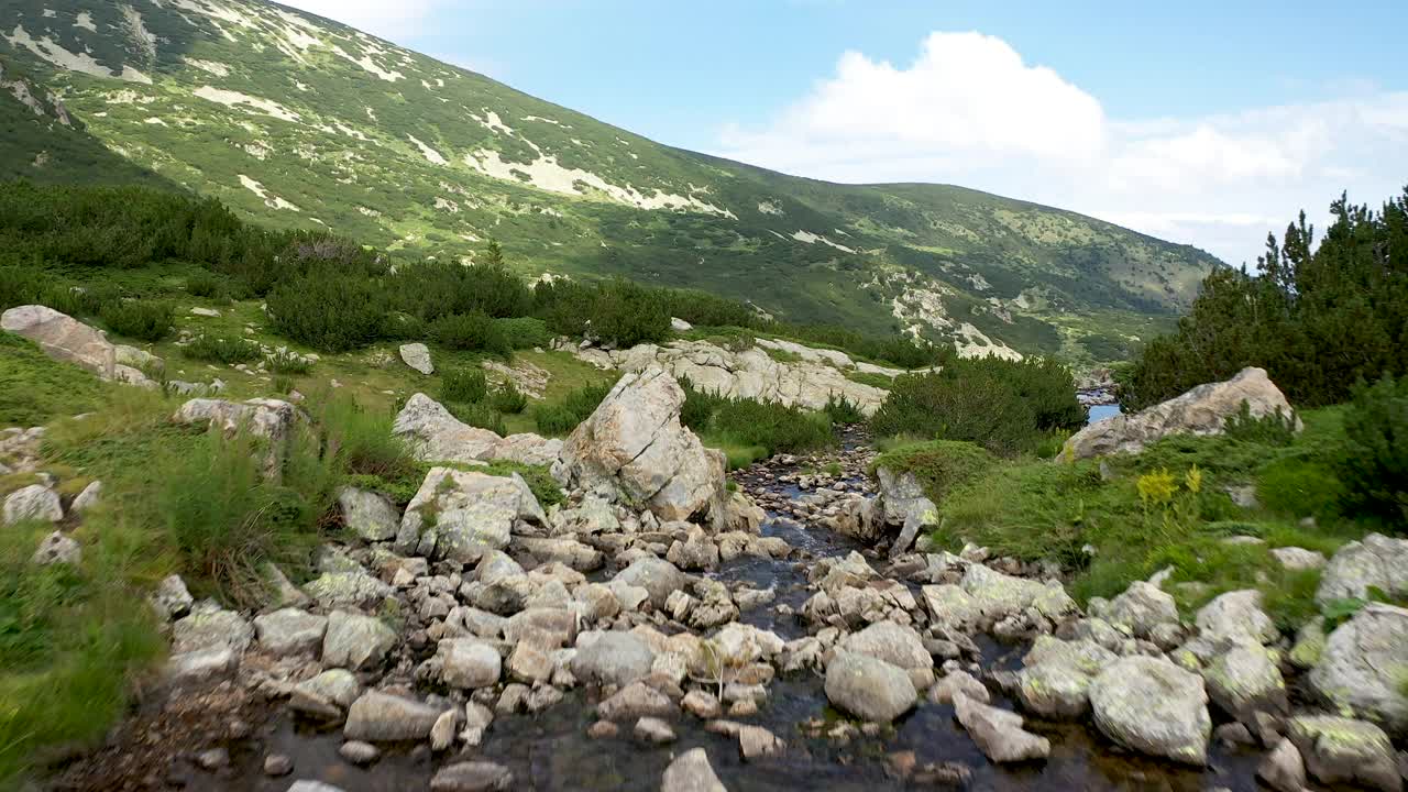 飞越波波沃湖，这是一个冰川湖，位于保加利亚皮林山脉的北部。视频素材