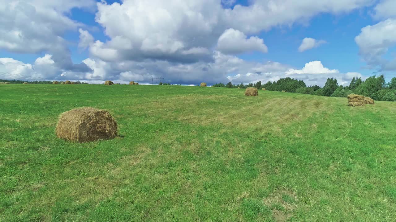 田园的风景。飞越干草田和云朵。视频素材