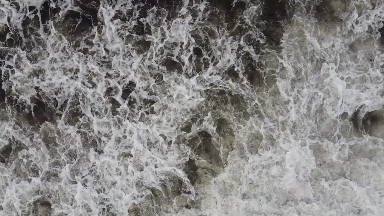 在海面上，海浪和海岸线以上的水面。视频下载