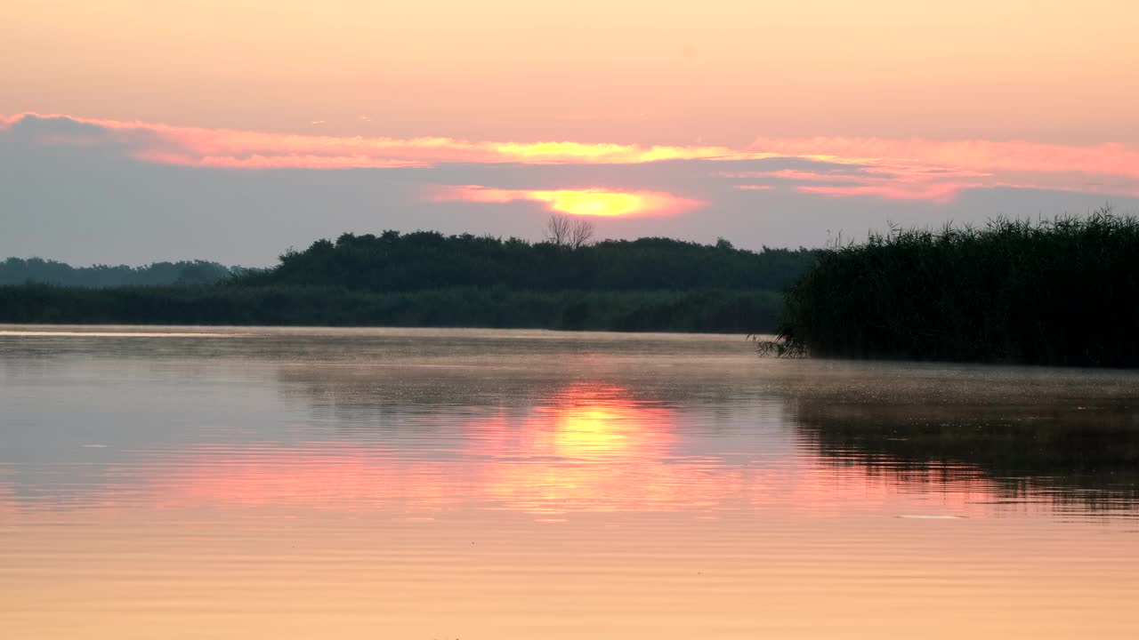 湖上的日出和美丽的早晨风景视频素材