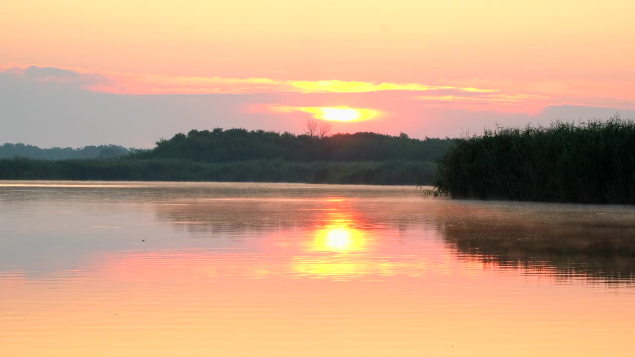 湖上的日出和美丽的早晨风景视频素材