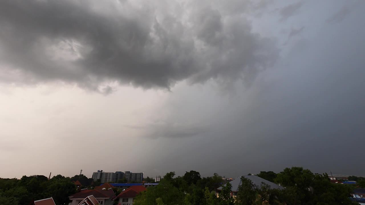 暴风雨戏剧性的云时间流逝自然背景。雨天天气的全景。引人注目的云层在大气中翻滚。高空的恐怖场景。环境和自然4k素材。视频素材