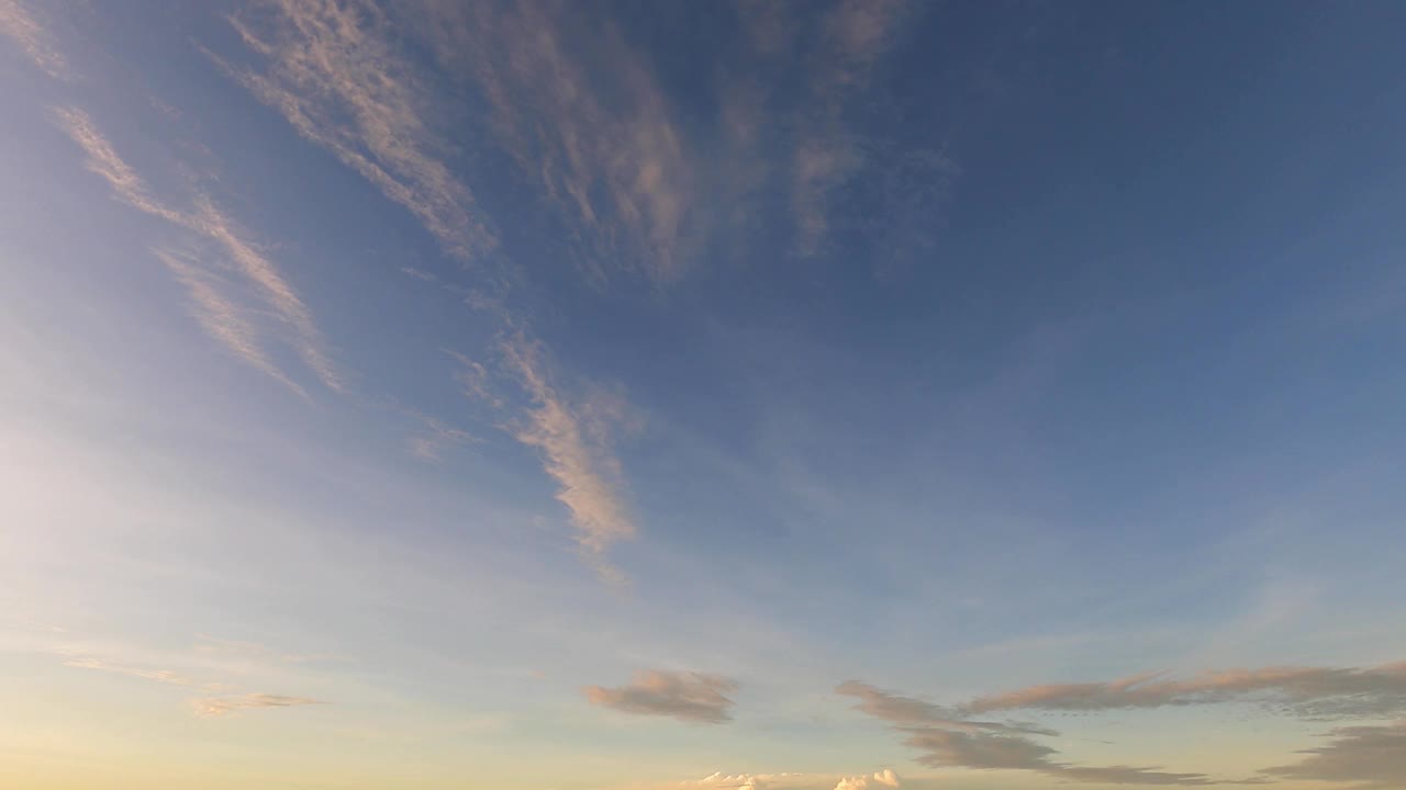 天上的日出天空早晨。灿烂的阳光照耀在大气层之上。云景镜头的全景视图。天使的翅膀在天堂飞翔。和平的蓝天。明亮的橙色天空。视频素材