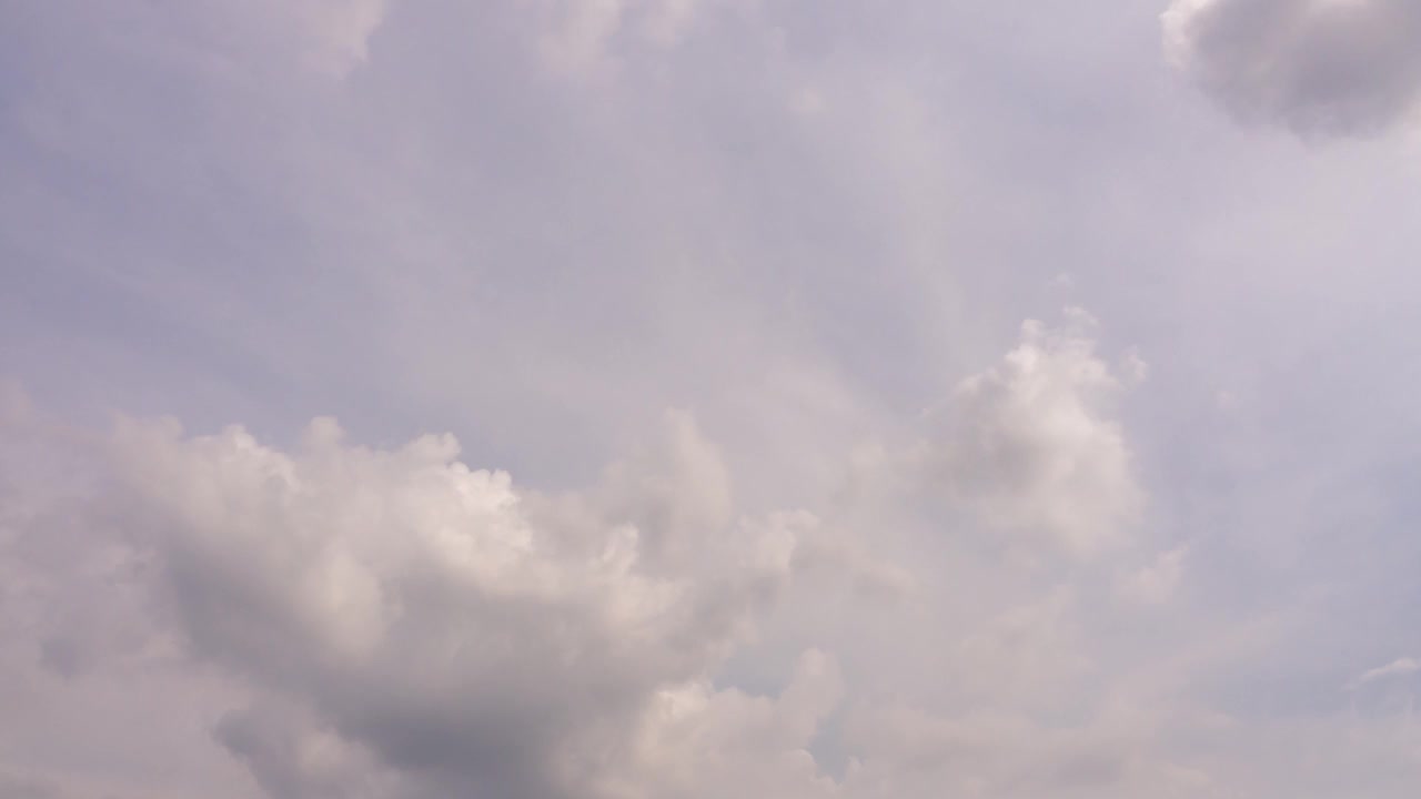 淡粉色的天空浮云。在高空缓慢移动的蓬松的云。天境自然背景4k素材。云景运动多云天气天空。平滑的云视频素材