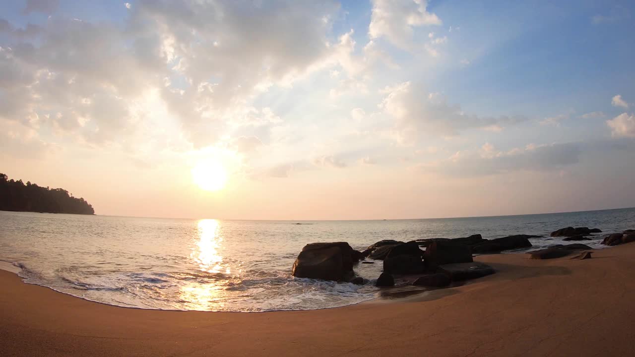 4K壮观的日落或日出的时间流逝。神奇的景观阳光。大自然，云朵，天空，云朵朝着橘黄色的太阳移动。全景的4k彩色天空在海和海滩。视频素材