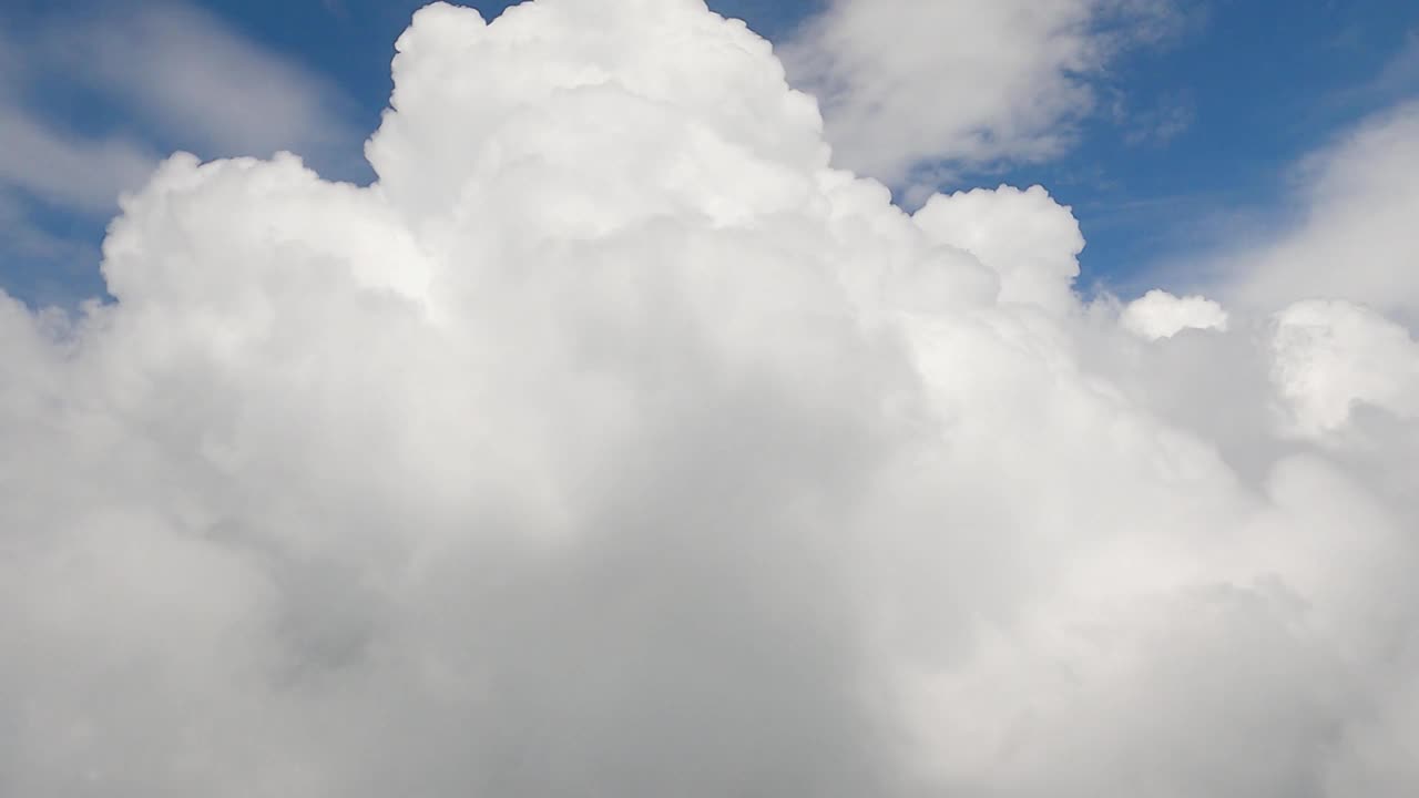 在天空中飞过美丽的云朵。在晴朗的天空中飞翔。梦幻般的云在天上。天空和多云的天空从普通的窗户。视频素材