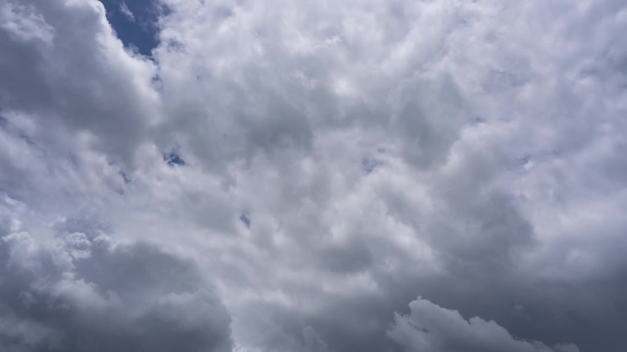 雨季云景天空。暴风雨乌云时间流逝自然背景。雨天天气的全景。引人注目的云层在大气中翻滚。高空的恐怖场景。视频素材