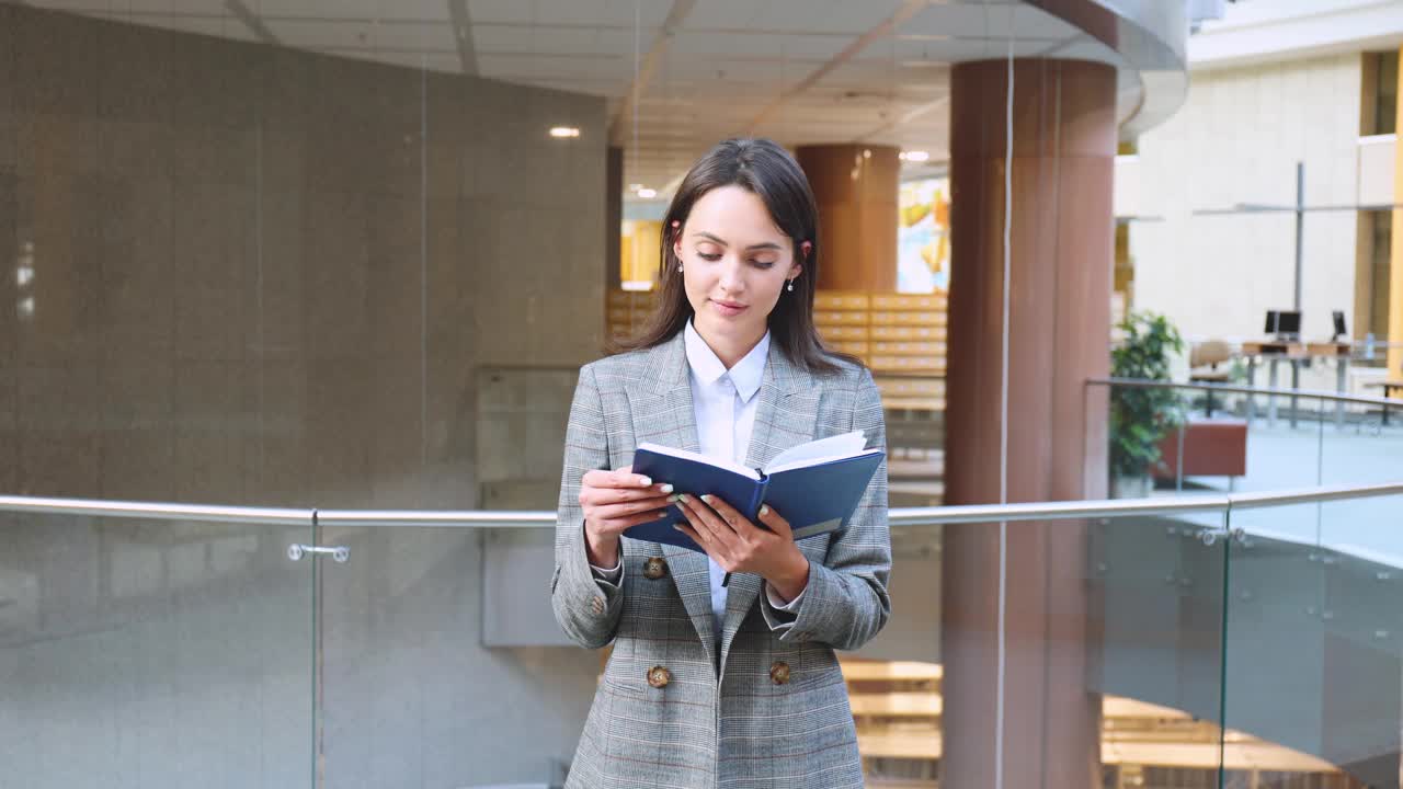 一个漂亮的女学生在图书馆准备考试的肖像。视频素材