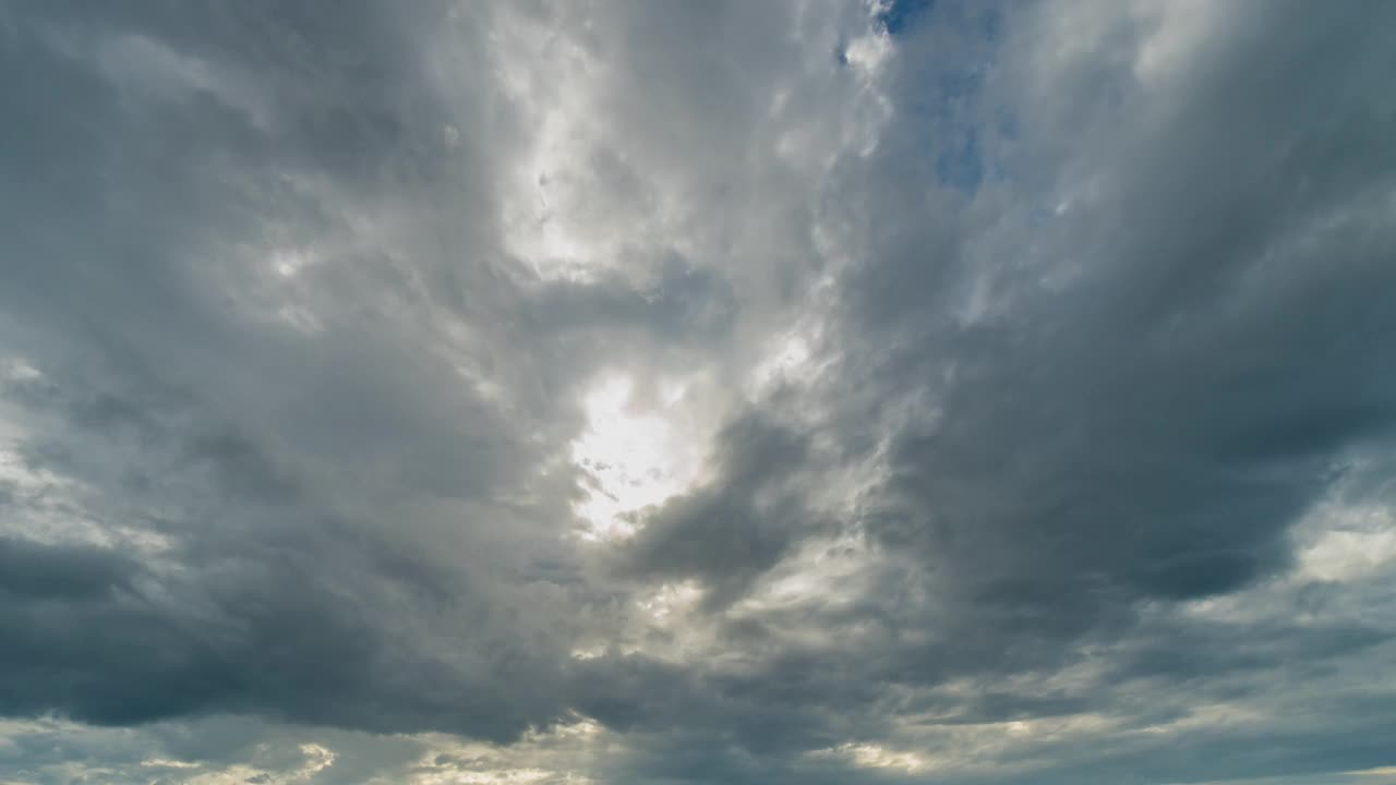 雨云和天空移动4K时间推移。视频素材