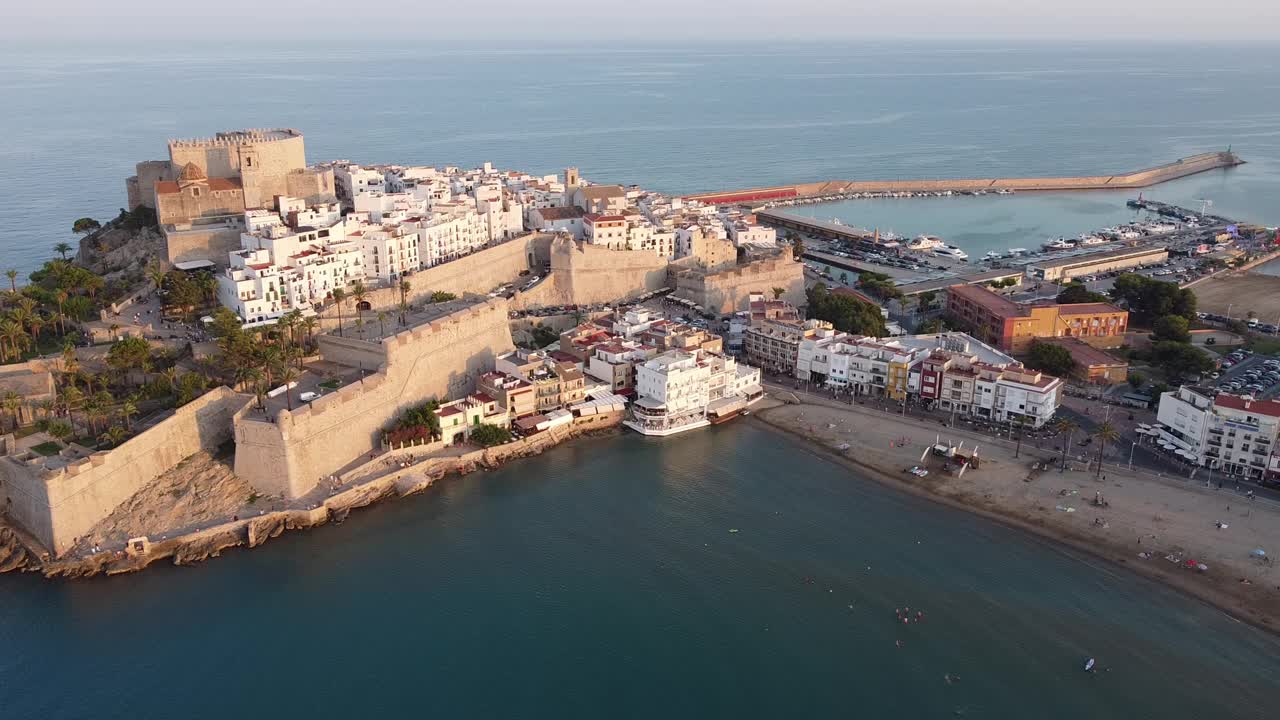 鸟瞰西班牙旅游小镇Peñiscola的海岸线，中世纪的古堡和城堡。视频素材