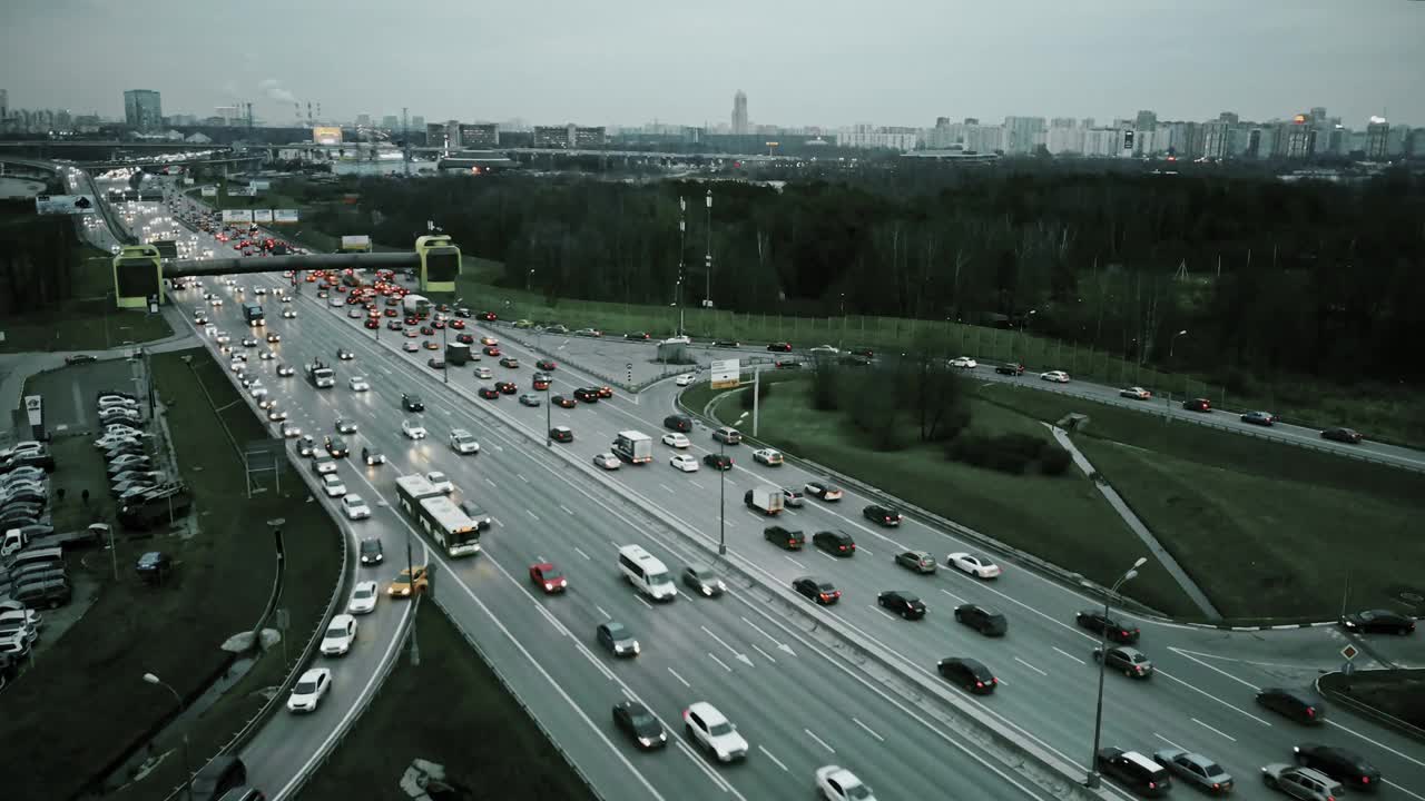 大公路交叉口拥挤道路交通的鸟瞰图视频素材