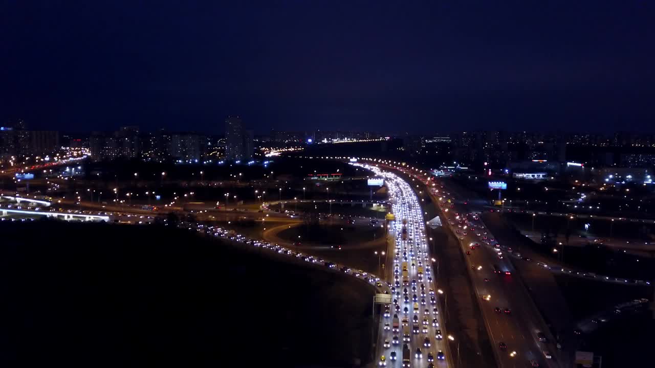 空中延时拍摄的城市高速公路在晚高峰时段拥堵的交通视频素材