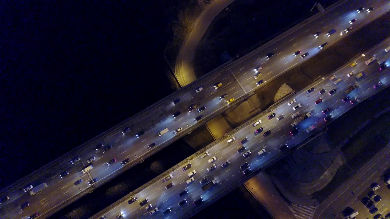 从空中俯瞰高速公路交通在傍晚高峰时间视频素材