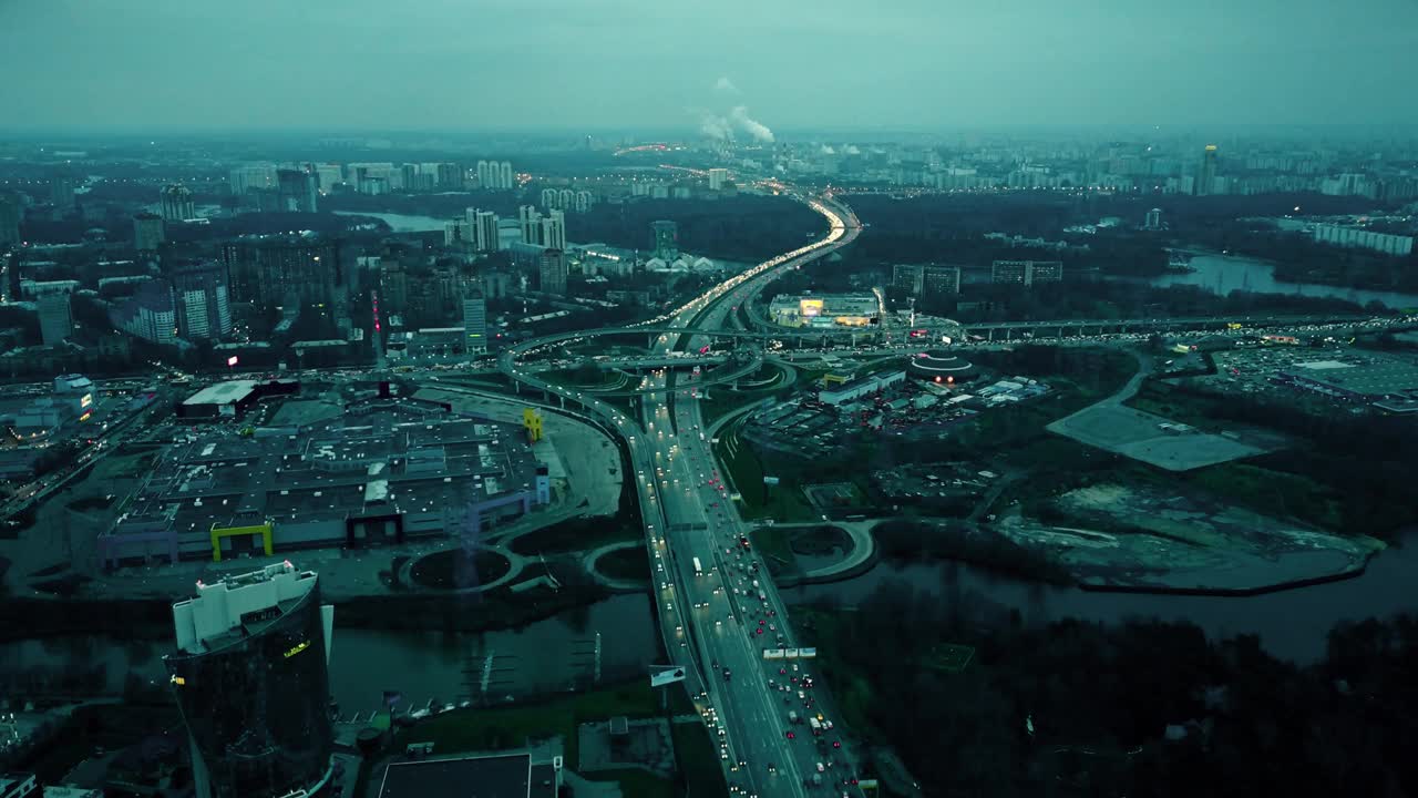 空中拍摄的大城市公路交叉路口。在晚高峰时间，购物中心附近出现了严重的交通堵塞视频素材