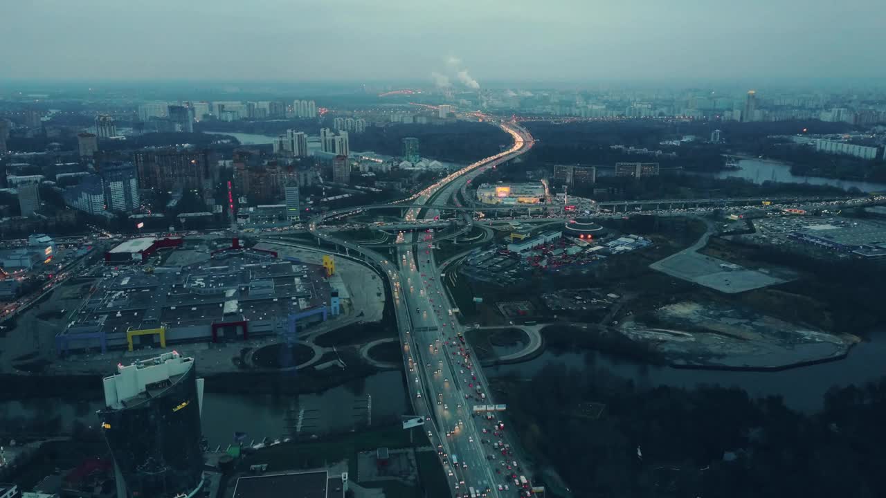 大城市高速公路交叉路口的空中时间流逝。在晚高峰时间，购物中心附近交通非常拥挤视频素材