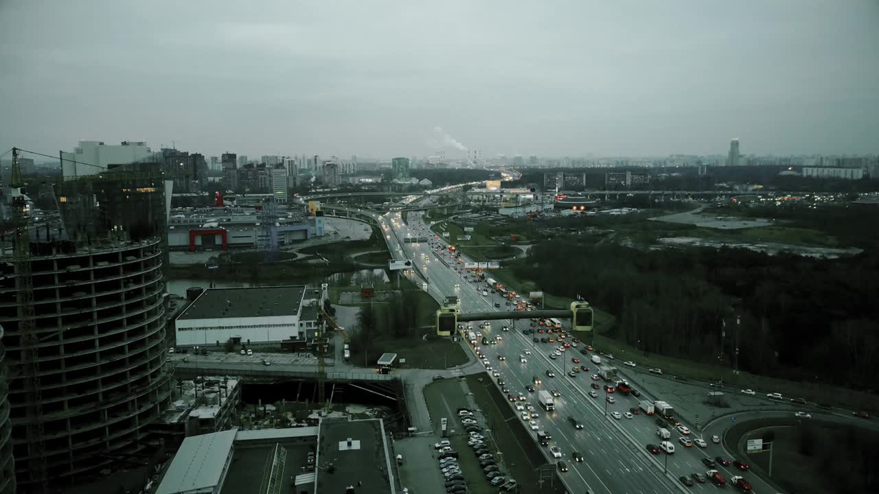 大城市高速公路的鸟瞰图在晚高峰时间视频素材