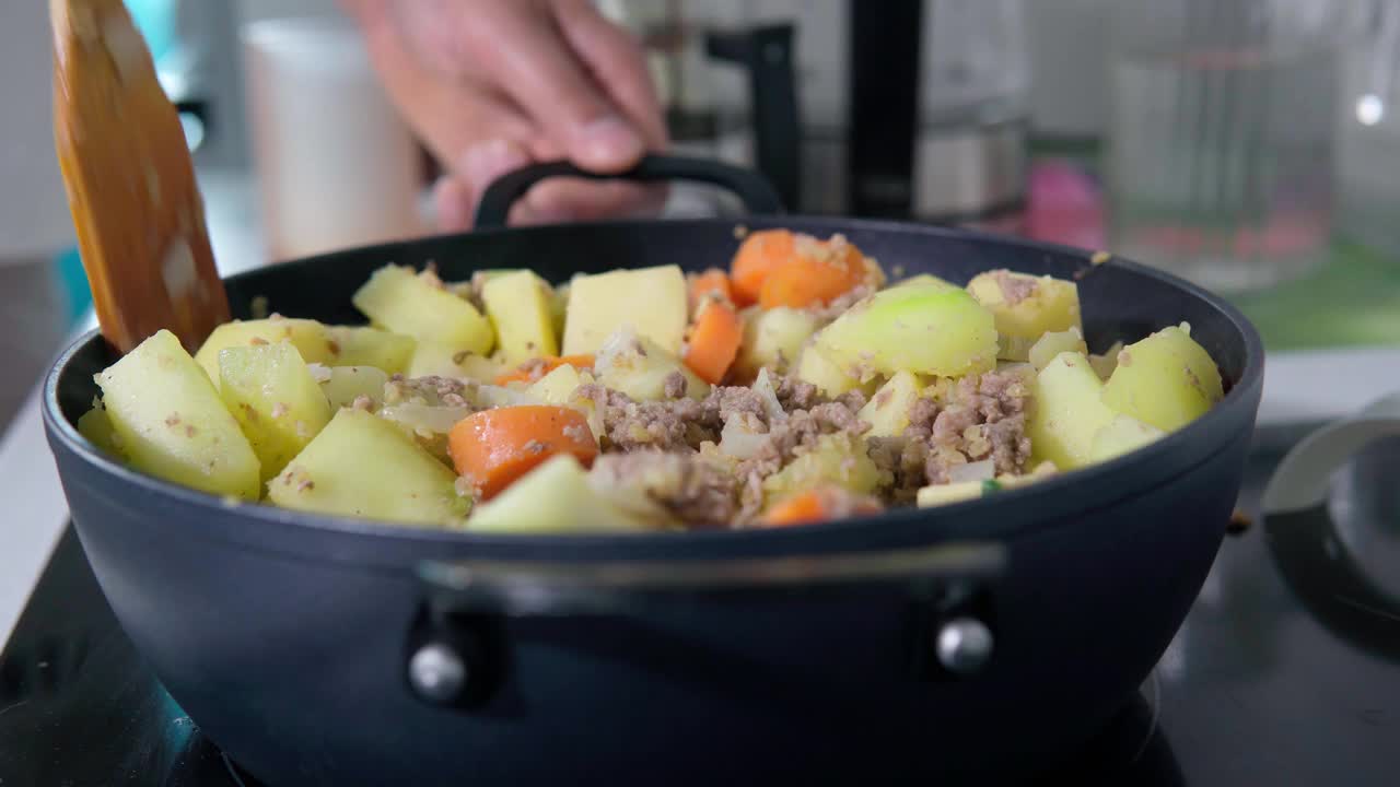 晚餐用炖肉配土豆，甜椒和西葫芦视频素材