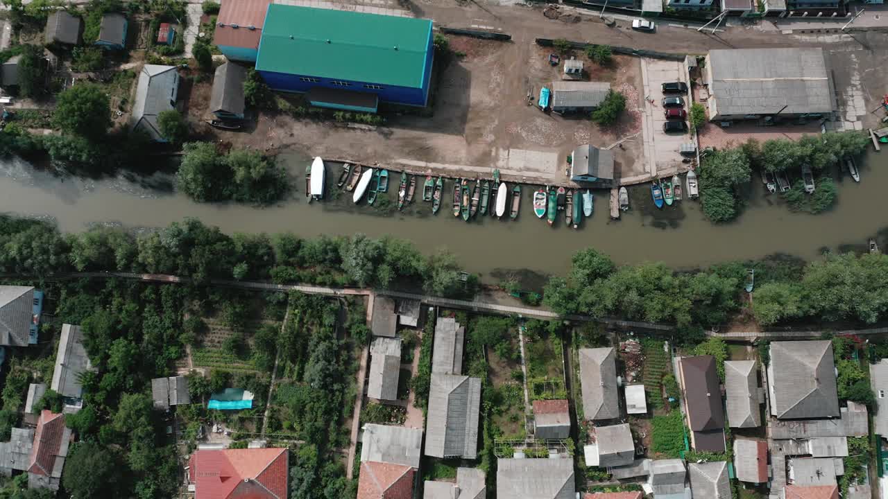 一个小镇的屋顶，有一条河，汽车，船。视频素材