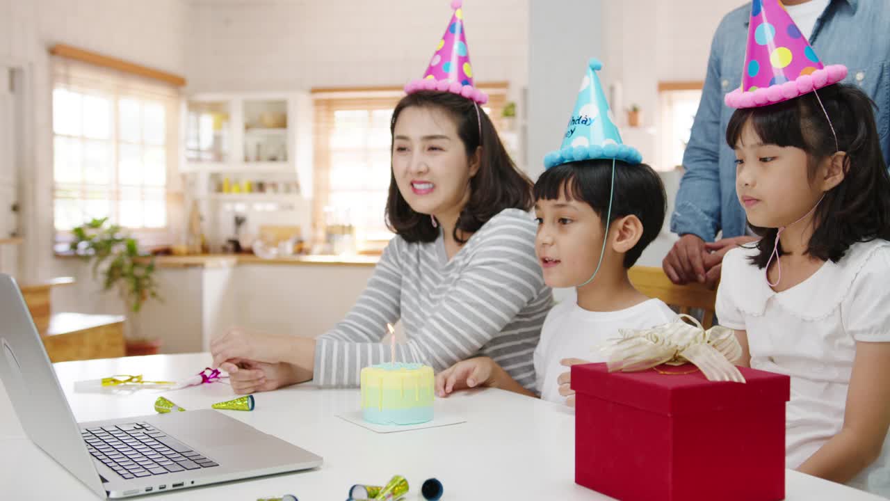 快乐快乐的亚洲家庭与父母和祖父母在家里视频庆祝生日。视频素材