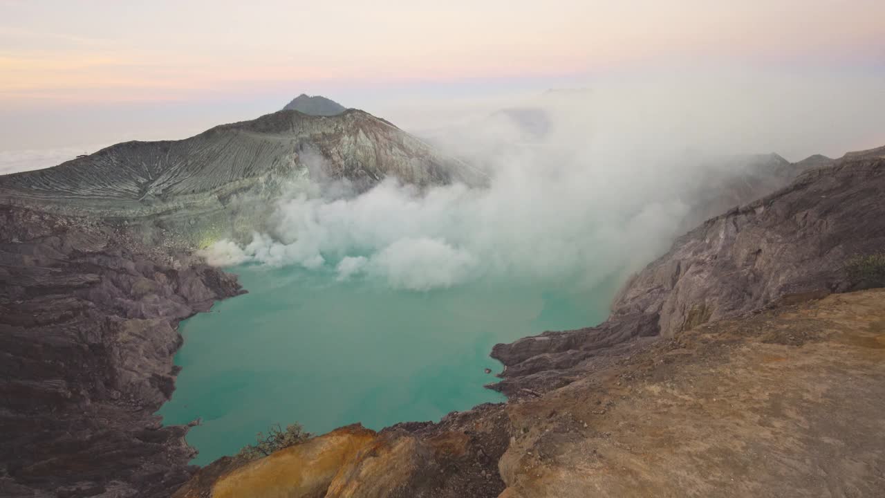 印尼伊真火山火山口视频素材