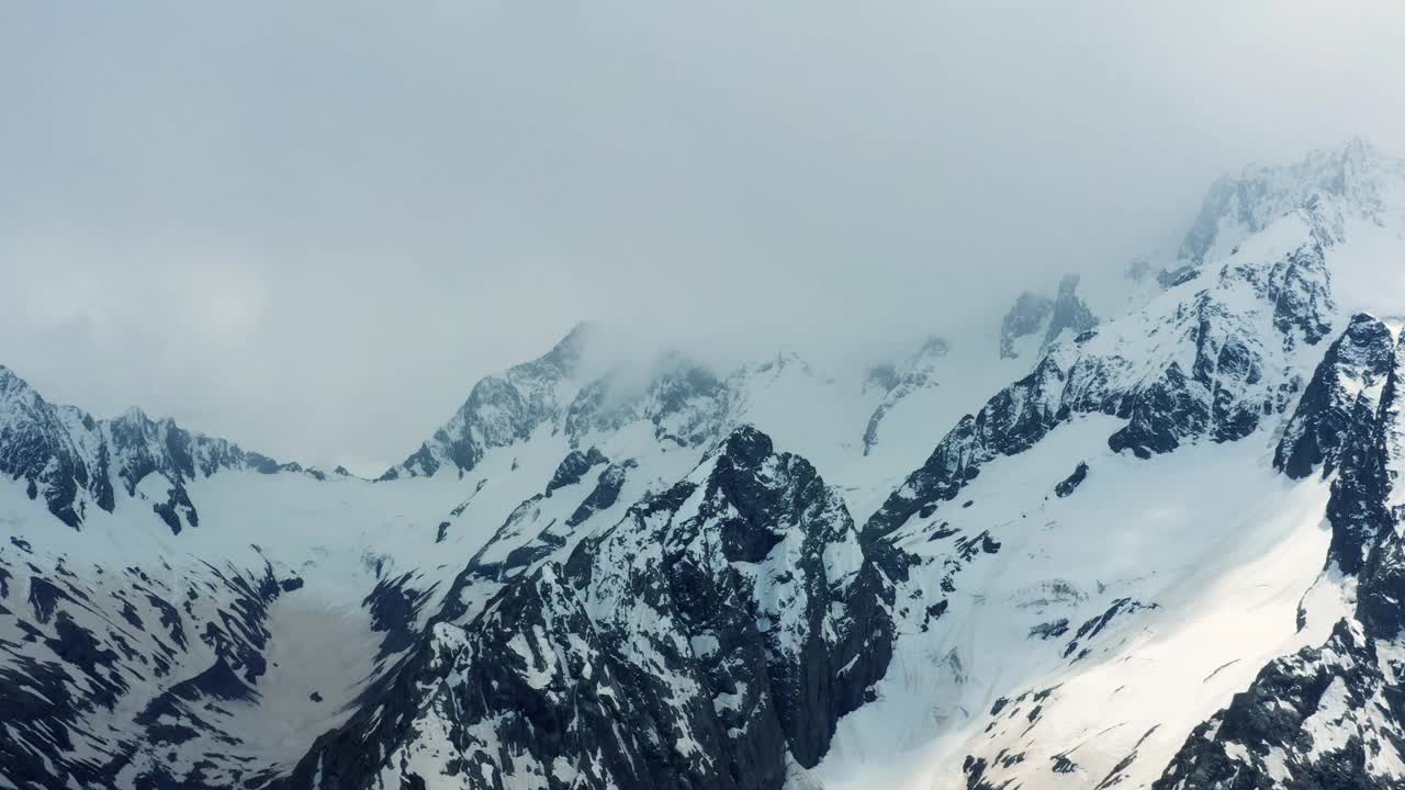 在埃尔布鲁斯附近的雪山上空飞行视频素材