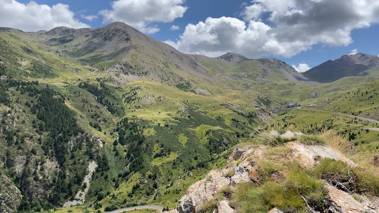 在阳光明媚的夏日，博伊塔尔滑雪场和里里达比利牛斯的博伊山谷的山脉景观的全景视频下载