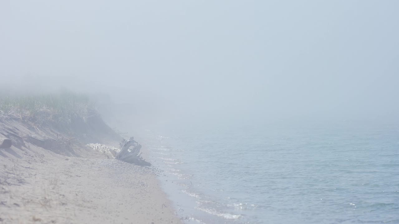 雾蒙蒙的密歇根湖海岸线视频素材