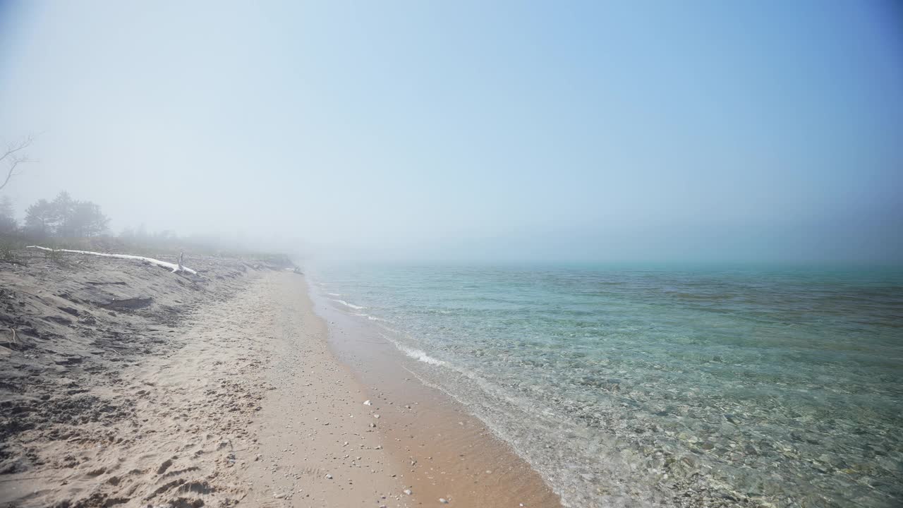 密歇根湖海岸线和雾视频素材