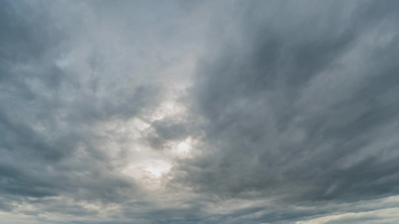 雨云和天空移动4K时间推移。视频素材