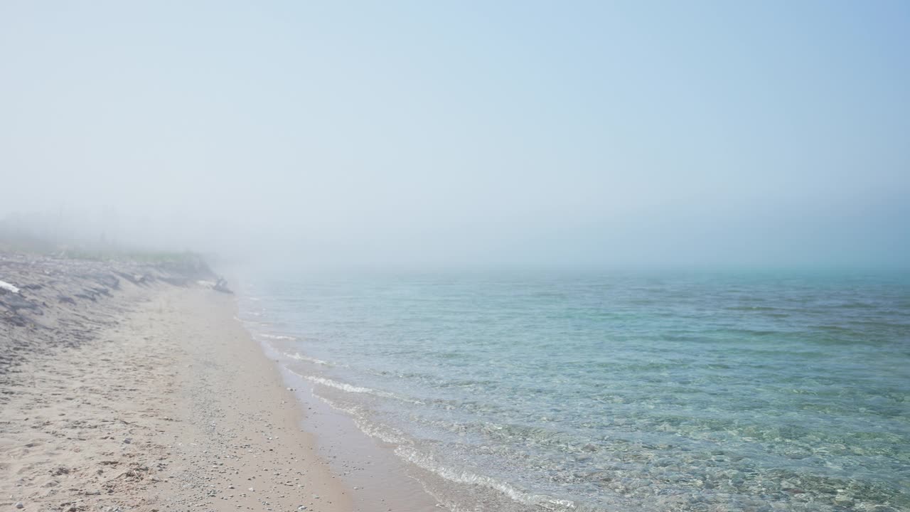 密歇根湖海滩和雾视频素材