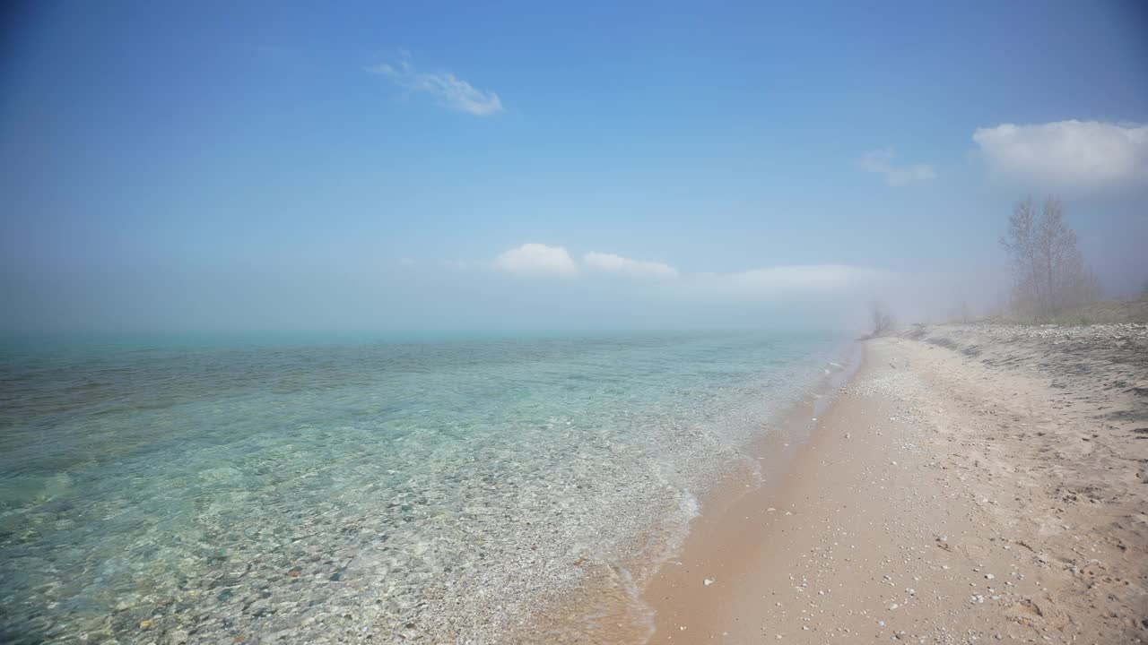 密歇根湖海滩和雾视频素材