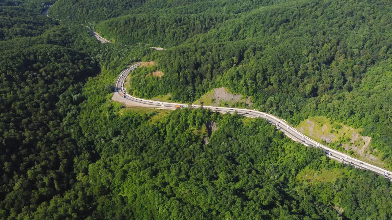 山里的公路。山蜿蜒的视频素材