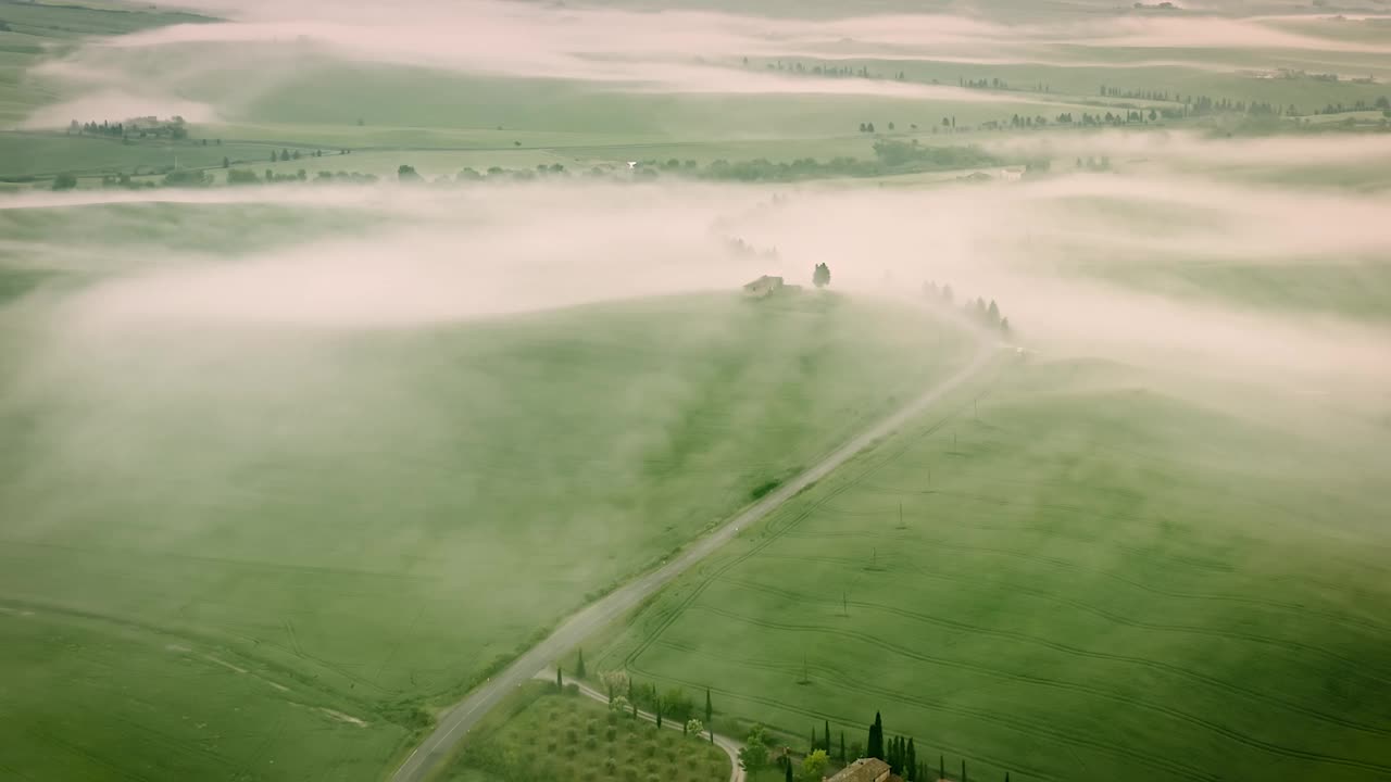 飞越意大利托斯卡纳的浓雾视频素材