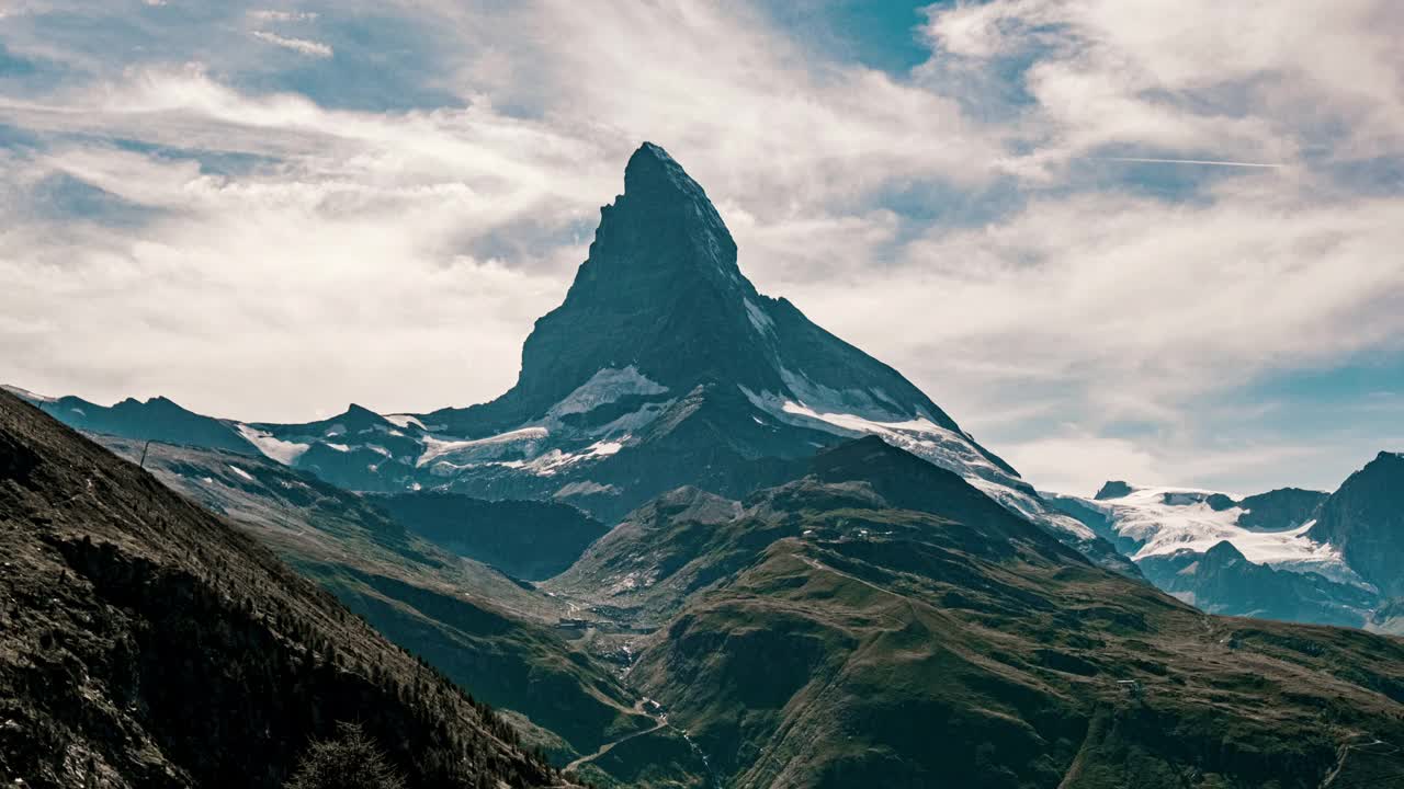 桑内加马特洪峰和泽马特山谷的云层背景视频素材