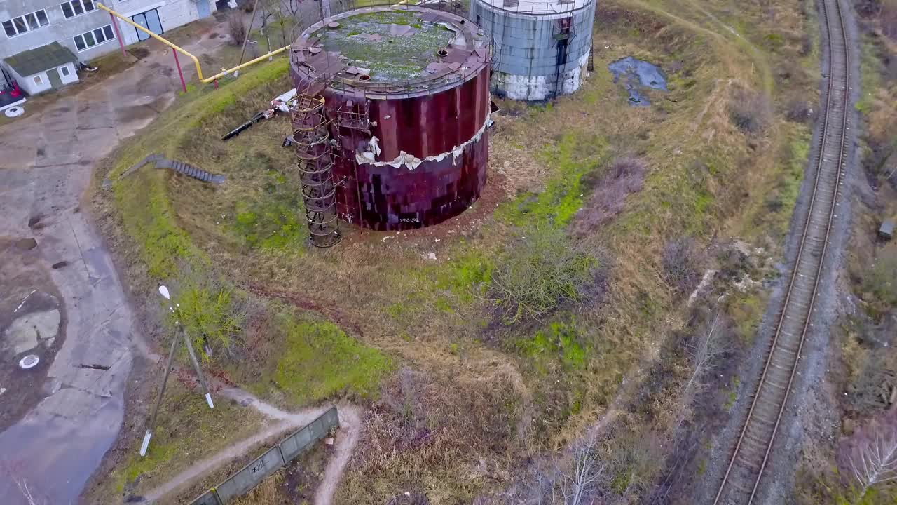 工业园区及火力发电厂鸟瞰图。在城市的工业区。塔和砖建筑。生态问题的概念。视频素材