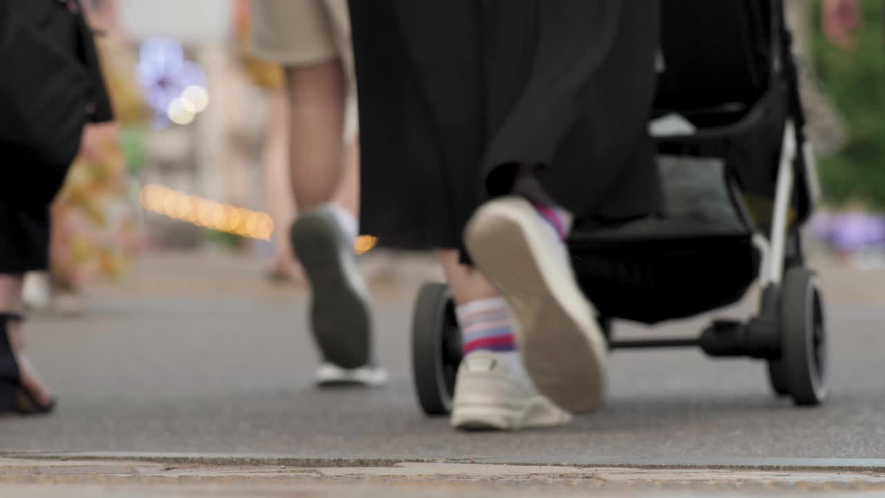 人行道、街道、无名人群拥挤城市。街上人山人海，面目全非。模糊了城市行人的人行道。行人过马路，繁忙的城市拥挤的人没有脸视频素材