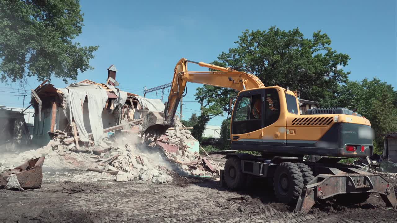 拆除建筑物。挖掘机破坏旧房子。腾出空间建造新建筑视频素材