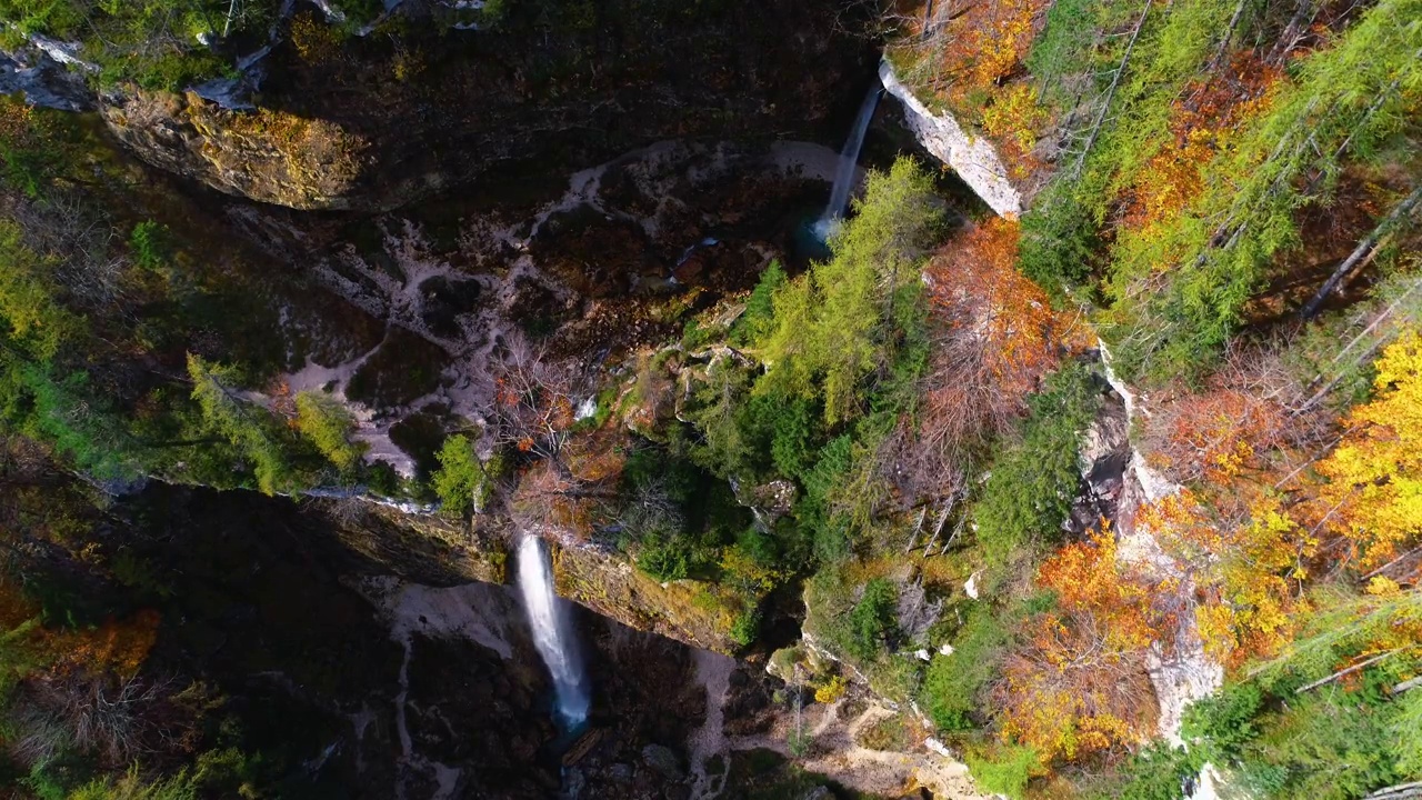 秋天的风景。瀑布、湖泊和五颜六色的森林。特公园,克罗地亚视频素材