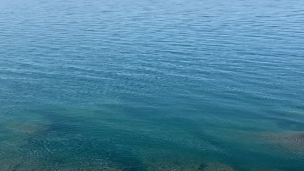 海蓝水浪背景。平静的水面泛起涟漪。美丽的蔚蓝平静的海景。干净的水。视频素材