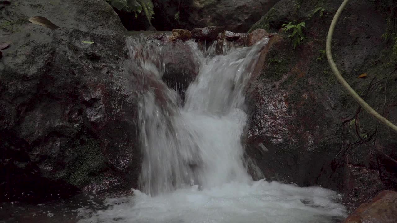 热带雨林里水流湍急。小瀑布清澈的水。山上美丽的小溪。小溪在森林深处的石头间流淌。丛林中急流、瀑布、河流奔流。马来西亚Gunung Lambak国家公园。视频素材