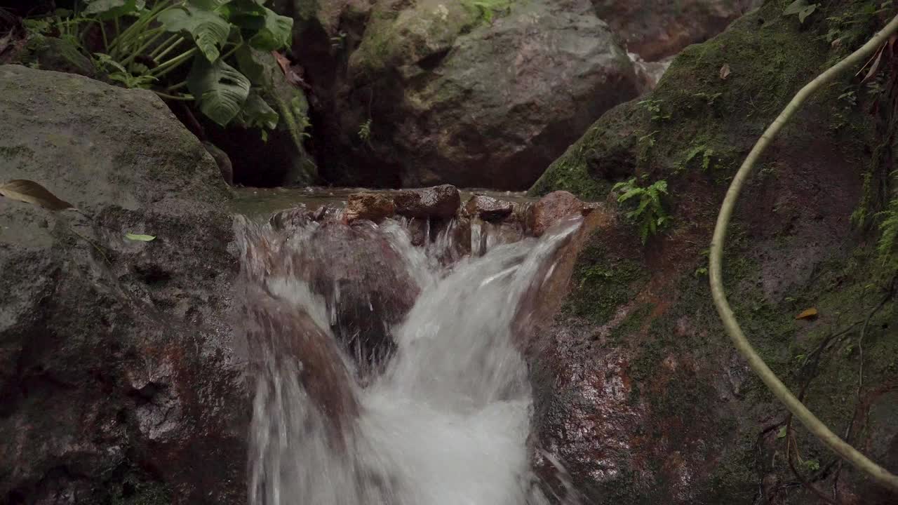 热带雨林里水流湍急。小瀑布清澈的水。山上美丽的小溪。小溪在森林深处的石头间流淌。丛林中急流、瀑布、河流奔流。马来西亚Gunung Lambak国家公园。视频素材