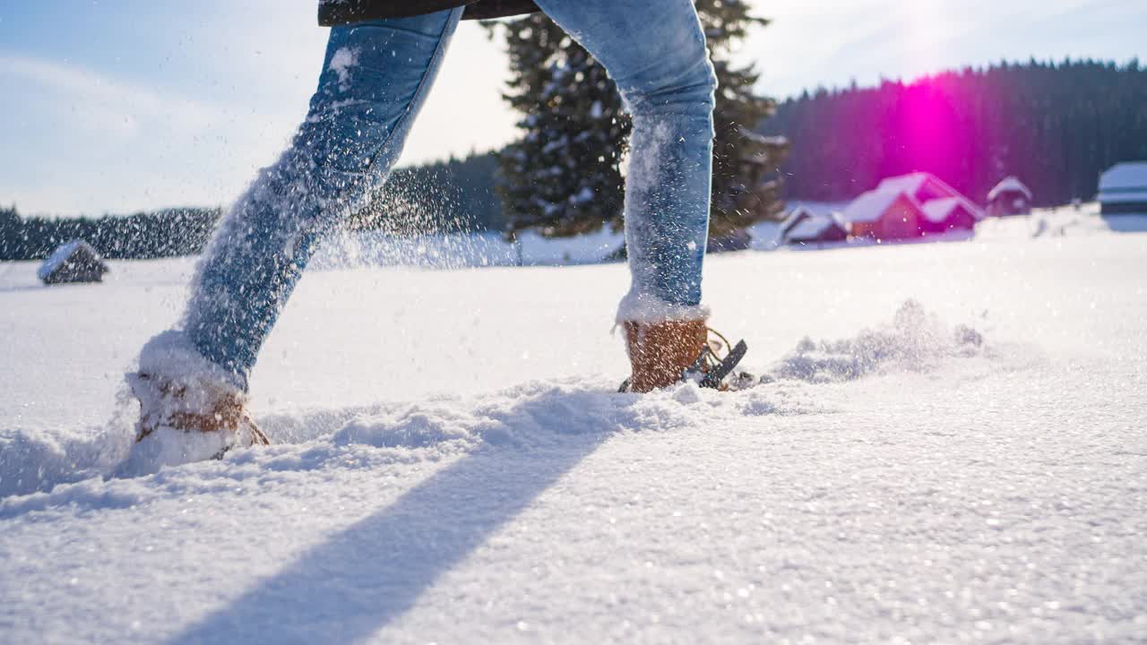 穿着雪鞋探索壮丽的冬季景观视频素材