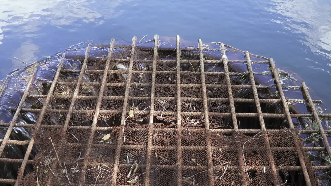 排水沟里的水视频素材