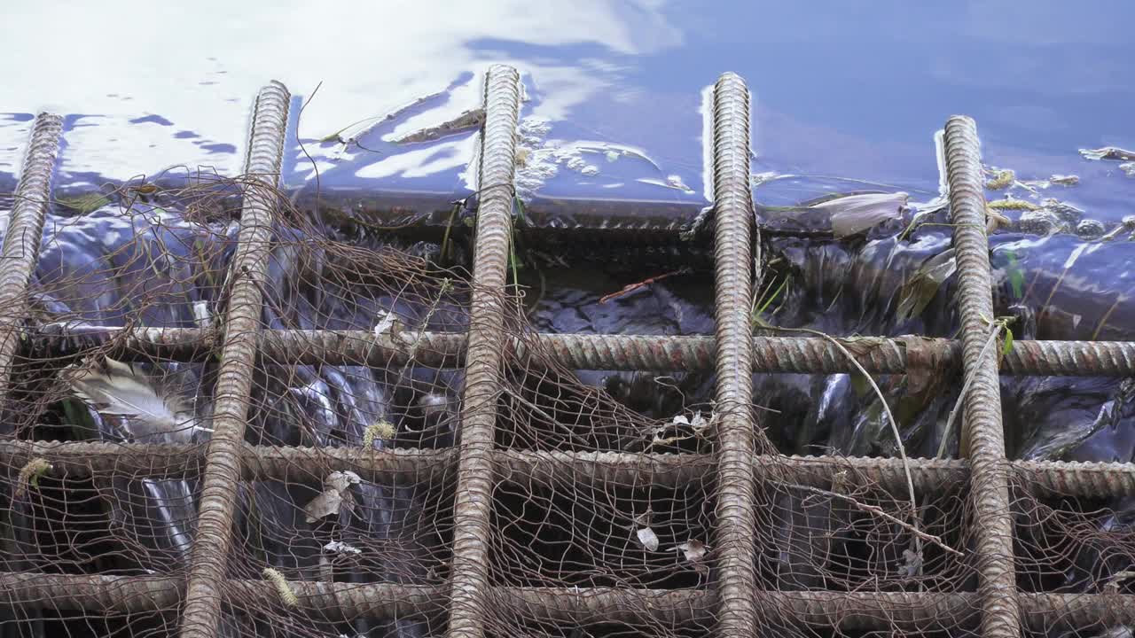 排水沟里的水视频素材