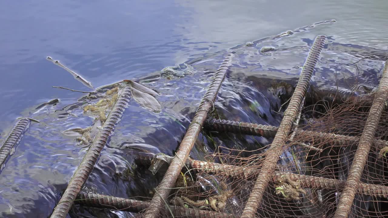 排水沟里的水视频素材