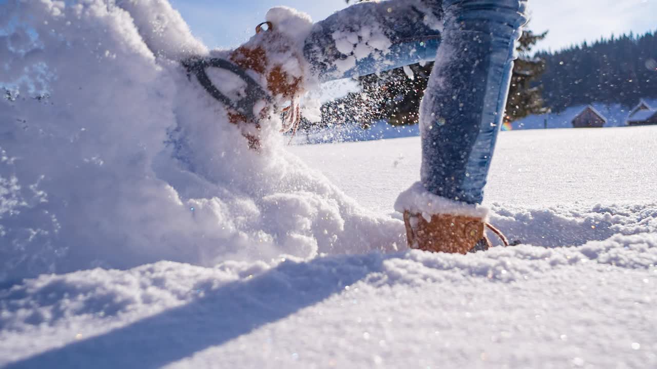 穿着雪鞋探索冬天的风景视频素材