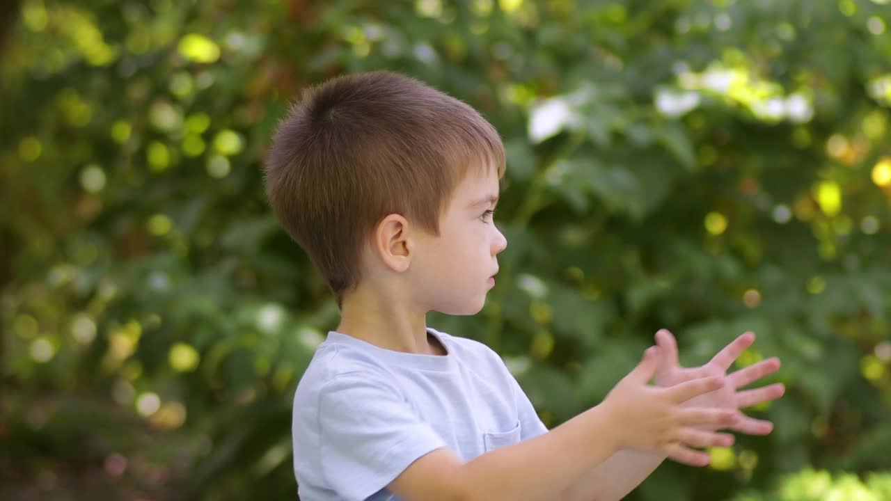 可爱的小男孩在户外喝塑料瓶里的水视频下载