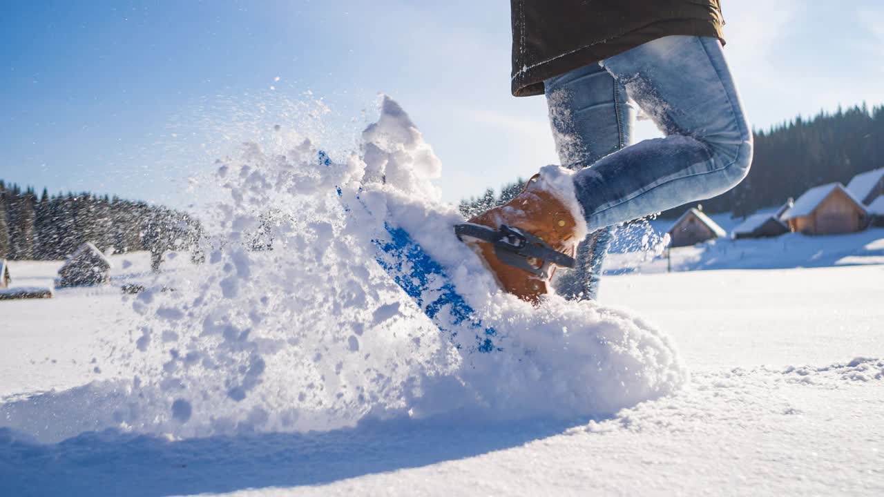 冬季徒步旅行和雪地旅行，享受田园风光视频素材