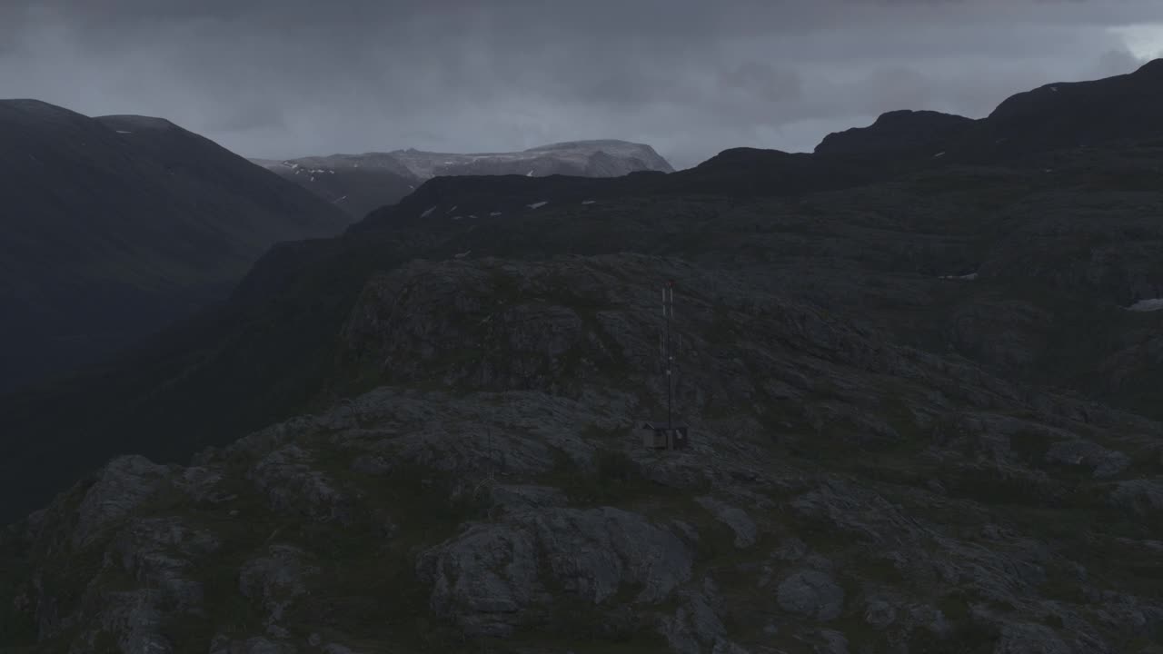 无人机在雨天拍摄了壮丽的山景视频素材